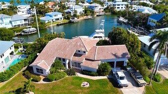 1748 Jewel Box Dr in Sanibel, FL - Building Photo