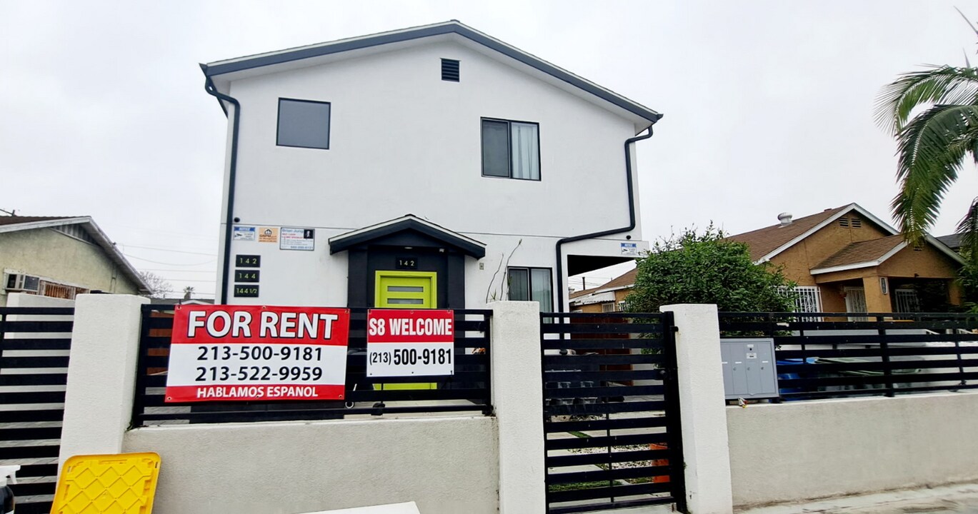 142 W 84th St in Los Angeles, CA - Building Photo