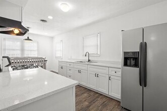 612 W 5th St in Dallas, TX - Building Photo - Building Photo