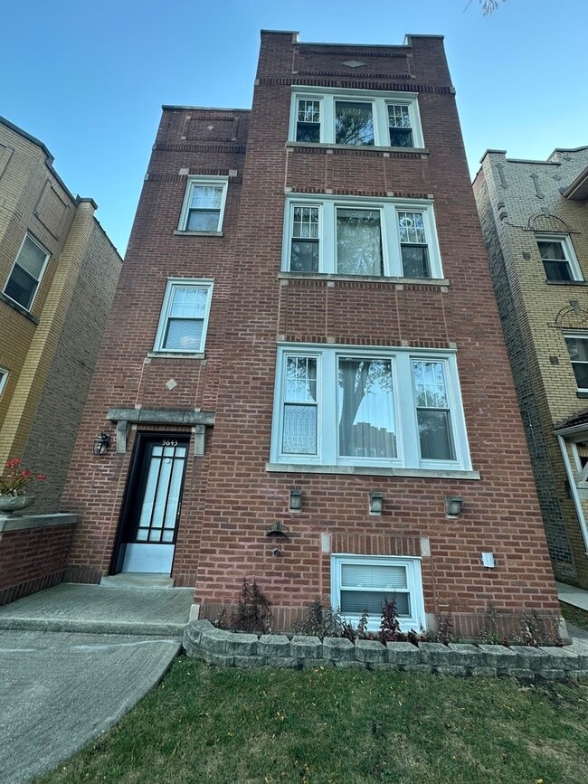 property at 5643 N Artesian Ave