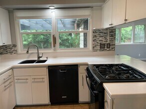 6710 SE Reedway St in Portland, OR - Building Photo - Building Photo