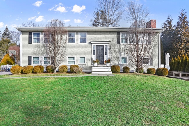 6 Meadowbank Rd in Greenwich, CT - Building Photo - Building Photo
