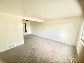 2020 Lindsay Rd in Pittsburgh, PA - Building Photo - Building Photo