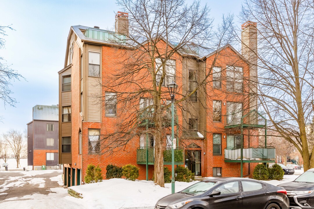 695 Jacques-Léonard Tsse in Montréal, QC - Building Photo