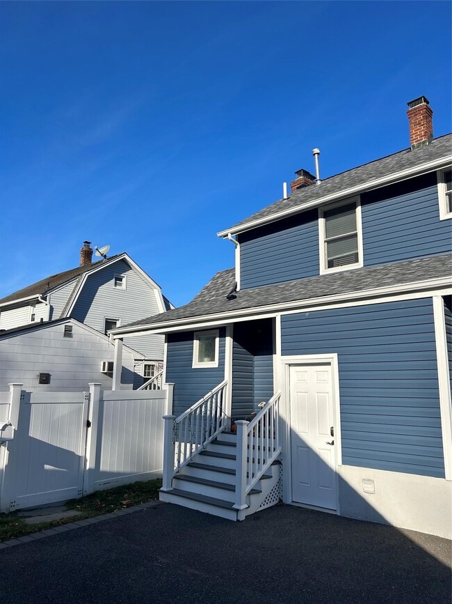 57 Spring Rd in Huntington, NY - Foto de edificio - Building Photo