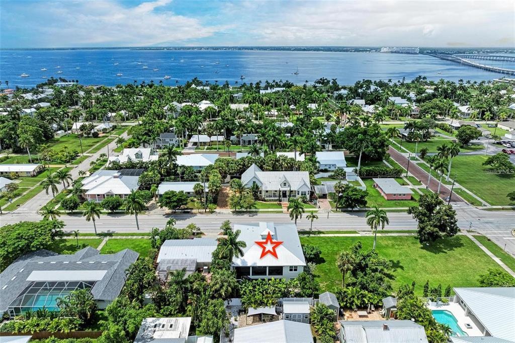 611 W Olympia Ave in Punta Gorda, FL - Foto de edificio