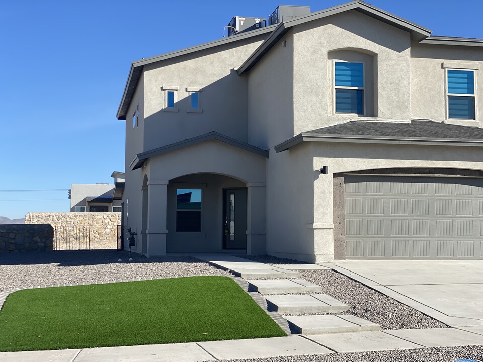 7797 Enchanted Falcon Ln in El Paso, TX - Building Photo