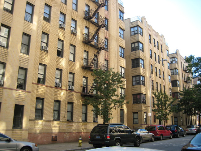 2055 Cruger Ave in Bronx, NY - Foto de edificio - Building Photo