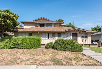 1295 Manchester Dr in Santa Clara, CA - Foto de edificio - Building Photo