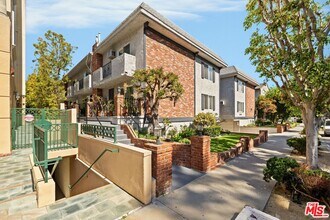 2242 S Bentley Ave in Los Angeles, CA - Building Photo - Building Photo