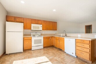 7702 S 25th St in Bellevue, NE - Foto de edificio - Building Photo