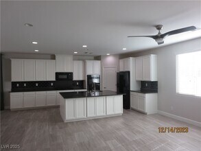 6118 Andover Wood Rd in Las Vegas, NV - Building Photo - Building Photo
