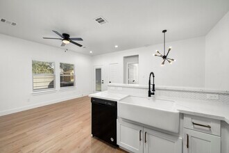 7205 Tippett St in Houston, TX - Building Photo - Building Photo