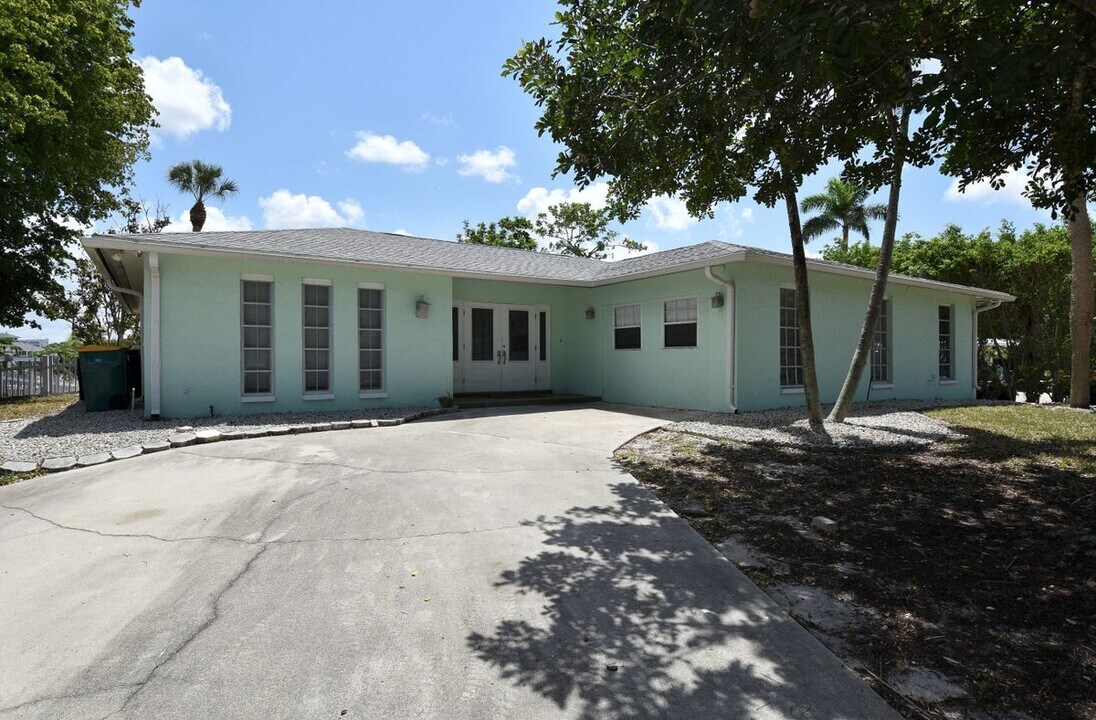 3461 Lakeview Dr in Naples, FL - Building Photo