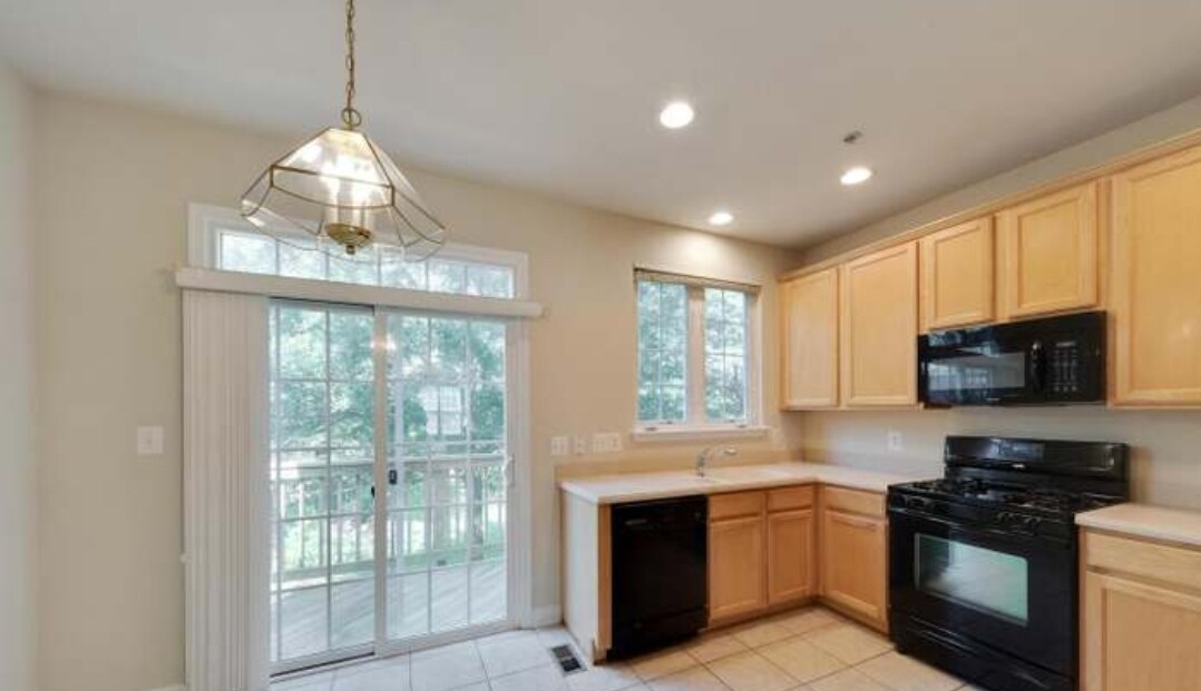8026 Pennington Dr in Laurel, MD - Building Photo