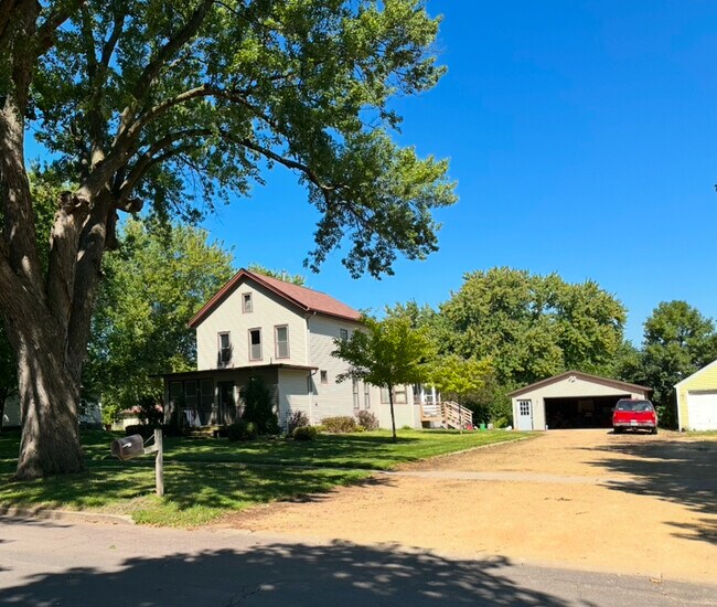 309 Cleveland Ave E in Winnebago, MN - Building Photo - Building Photo