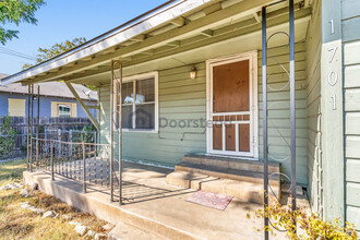 1701 W Southcross Blvd in San Antonio, TX - Building Photo - Building Photo