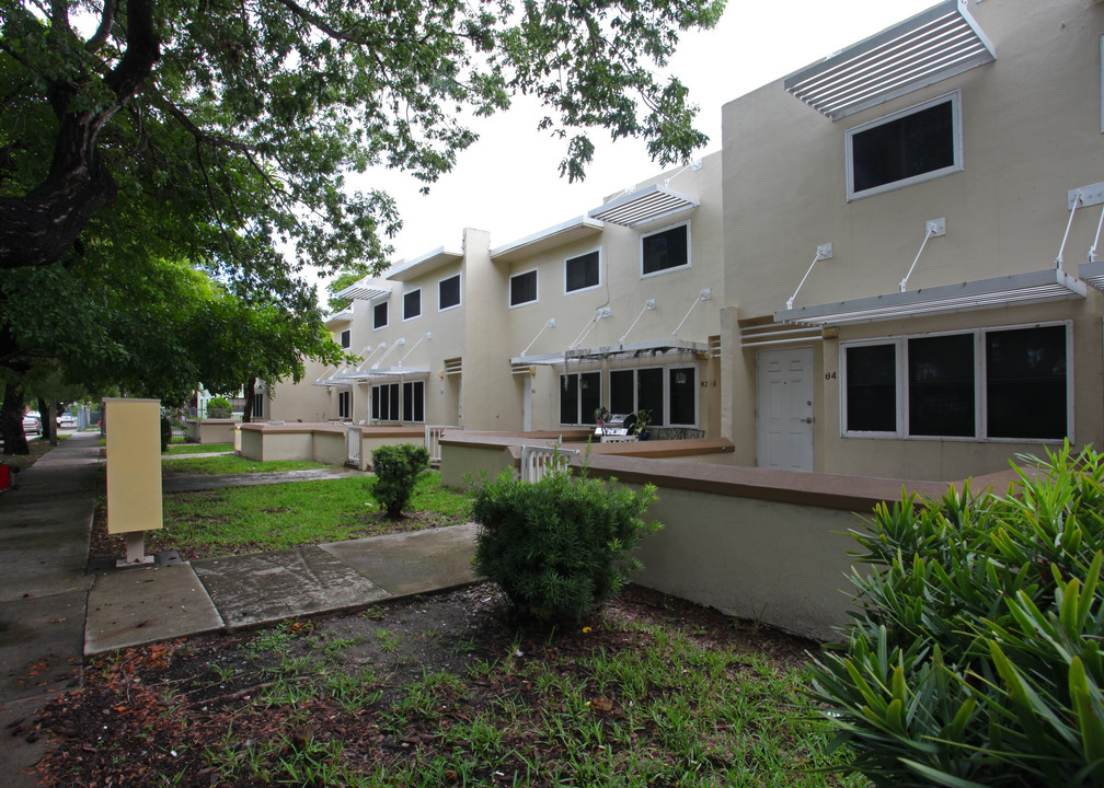 70-83 NW 35th St in Miami, FL - Building Photo