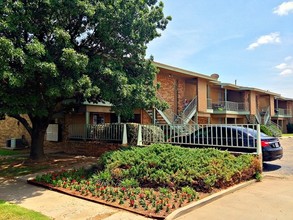 Courtyard Villas in Lubbock, TX - Building Photo - Building Photo