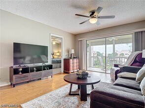 150 Turtle Lake Ct in Naples, FL - Foto de edificio - Building Photo