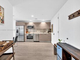121 NE 34th St, Unit 3114 in Miami, FL - Building Photo