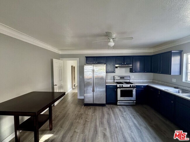 1048 W 62nd St in Los Angeles, CA - Building Photo - Building Photo