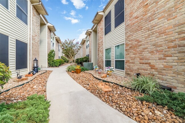 2300 Augusta Dr in Houston, TX - Building Photo - Building Photo