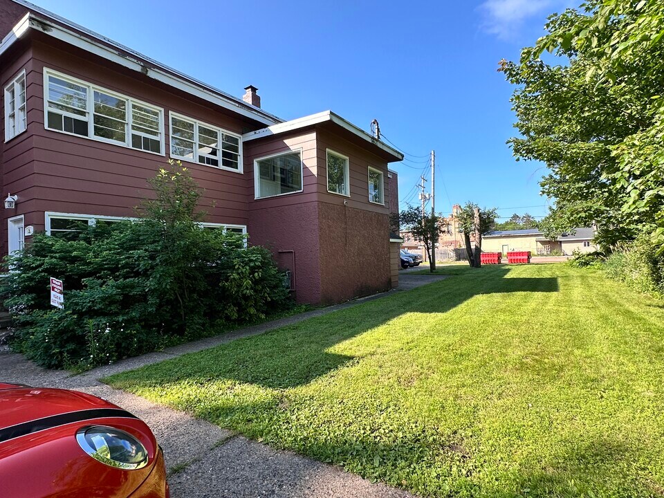 131 Elm St, Unit 5 in Gwinn, MI - Foto de edificio