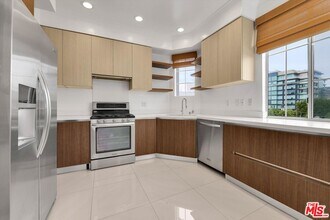 128 N Swall Dr in Los Angeles, CA - Building Photo - Building Photo