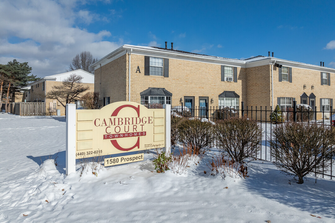 Cambridge Court Townhomes in Elyria, OH - Foto de edificio