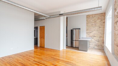 1300 N Milwaukee Ave in Chicago, IL - Building Photo - Building Photo
