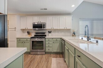 2715 W Brooke Ave in Visalia, CA - Building Photo - Building Photo