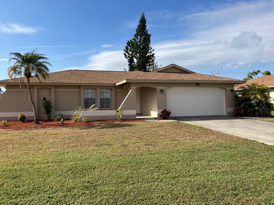 3712 SW 5th Pl in Cape Coral, FL - Foto de edificio