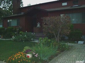 53 Kirkwood Rd in Port Washington, NY - Building Photo