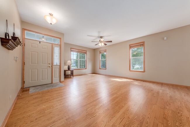 1065 Red Clover Dr in Aurora, IL - Building Photo - Building Photo