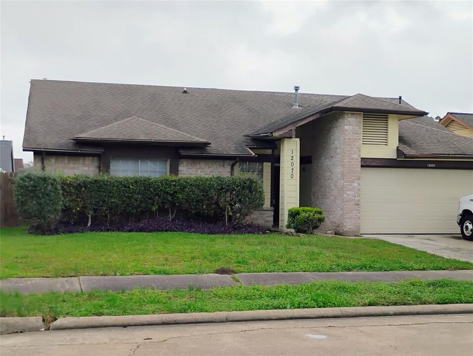 12070 Fairpoint Dr in Houston, TX - Building Photo