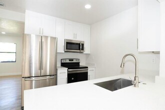 924 NW 11th Ct in Fort Lauderdale, FL - Building Photo - Building Photo