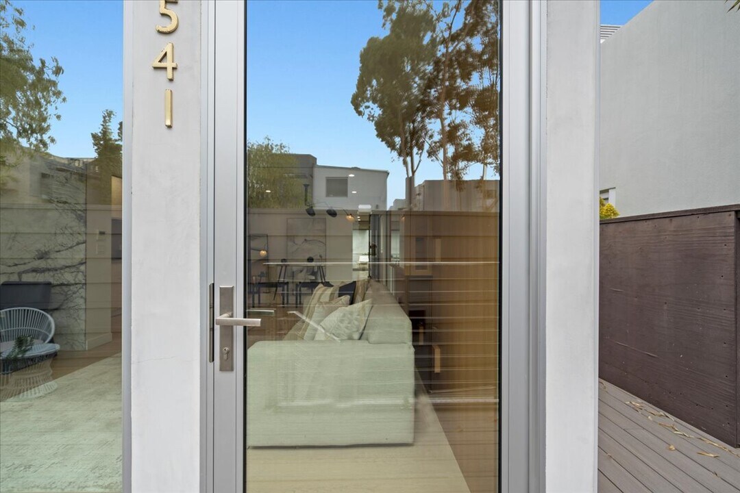 541 Rose Ave, Unit Loft in Los Angeles, CA - Building Photo