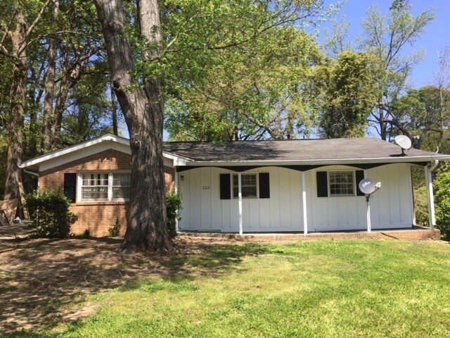 202 Chelsea St in Moore, SC - Building Photo