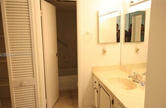 6361 N Falls Cir Dr in Lauderhill, FL - Building Photo - Building Photo