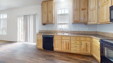 Sleepy Ridge Apartments and Townhomes in Williston, ND - Foto de edificio - Building Photo