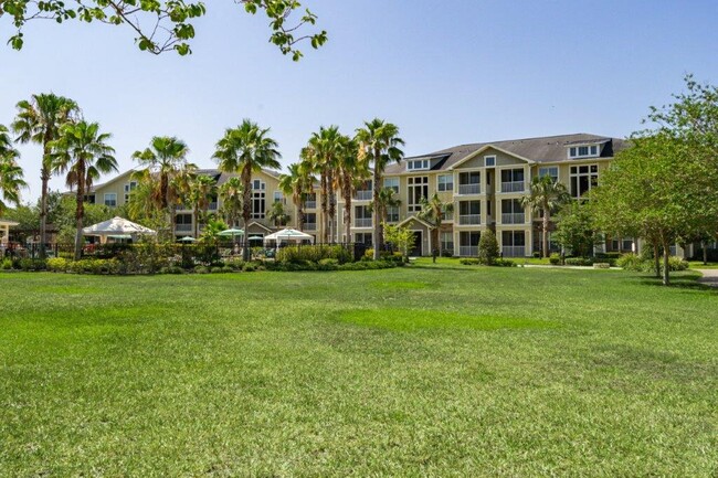 Bridges at Crosstown in Tampa, FL - Building Photo - Building Photo