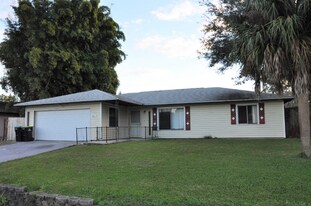916 Spring St NW in Palm Bay, FL - Building Photo