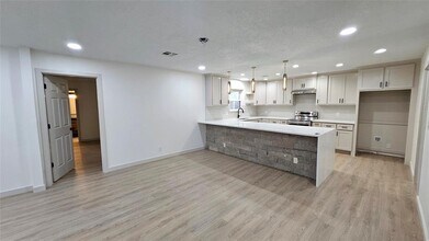 741 S Glen Ln in Mustang, OK - Building Photo - Building Photo