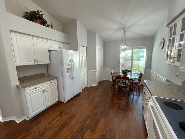 5708 Greenwood Cir in Naples, FL - Building Photo - Building Photo