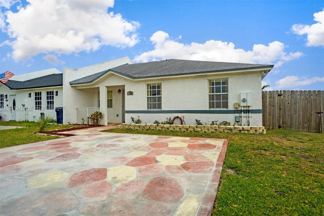 11605 SW 147th Ter in Miami, FL - Foto de edificio
