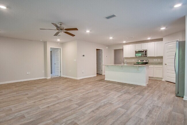 7818 Lakeside Oaks Dr in Bellview, FL - Building Photo - Building Photo