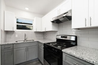 Dellview Crossing Apartments in San Antonio, TX - Foto de edificio - Building Photo