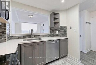 711 Rossland Rd E in Whitby, ON - Building Photo - Building Photo