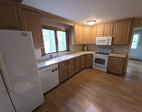 10 Nutmeg Dr in Ledyard, CT - Building Photo - Building Photo